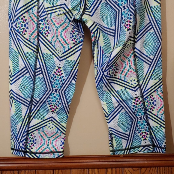 Victoria's Secret Vintage VSX Aztec Capris M - Picture 9 of 10